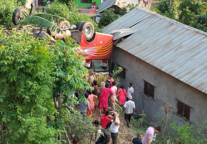 सिन्धुलीमा बस दुर्घटना हुँदा २५ जना घाईते