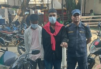 मोटरसाइकल चोरेर भारत भाग्दै गरेका दुई युवक पक्राउ