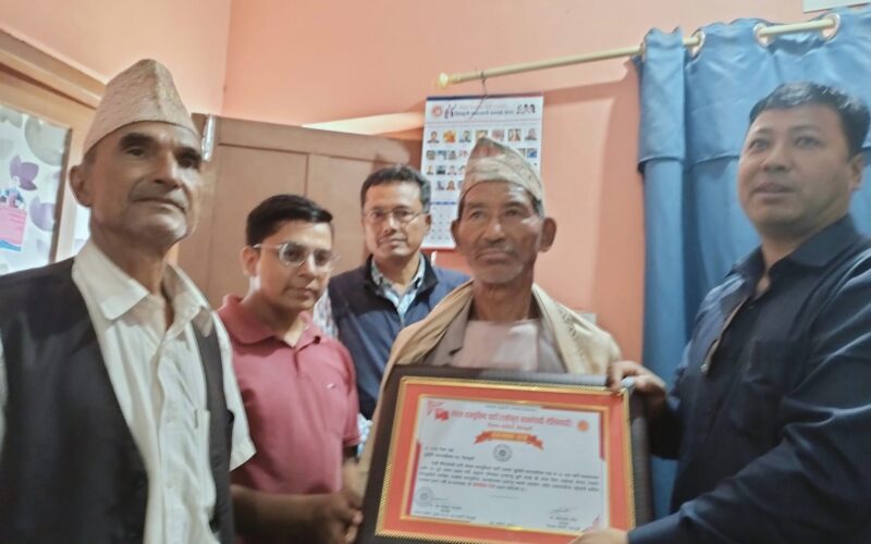 पार्टीलाई जग्गा दान गर्ने राईलाई एमाले सिन्धुलीको सम्मान