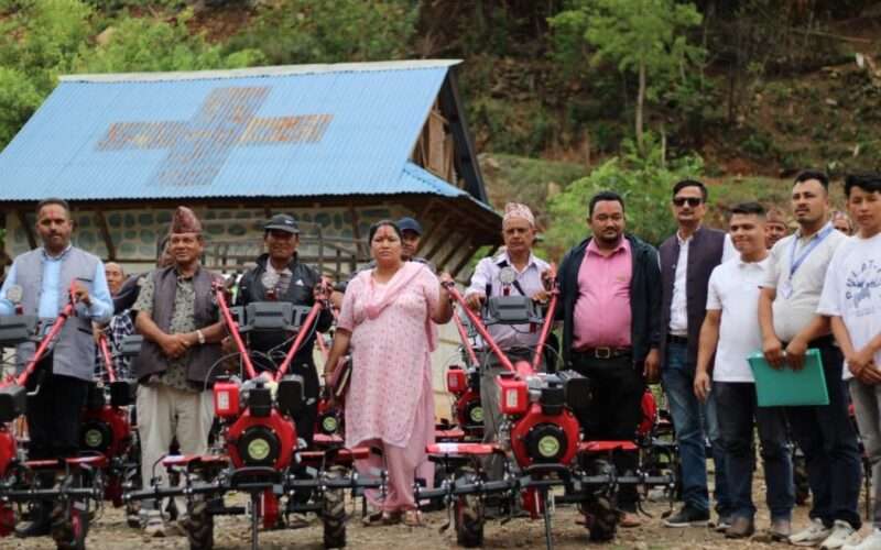सुनकोसीमा एक घर एक करेसाबारी कार्यक्रम : किसानलाई कृषि यन्त्र वितरण