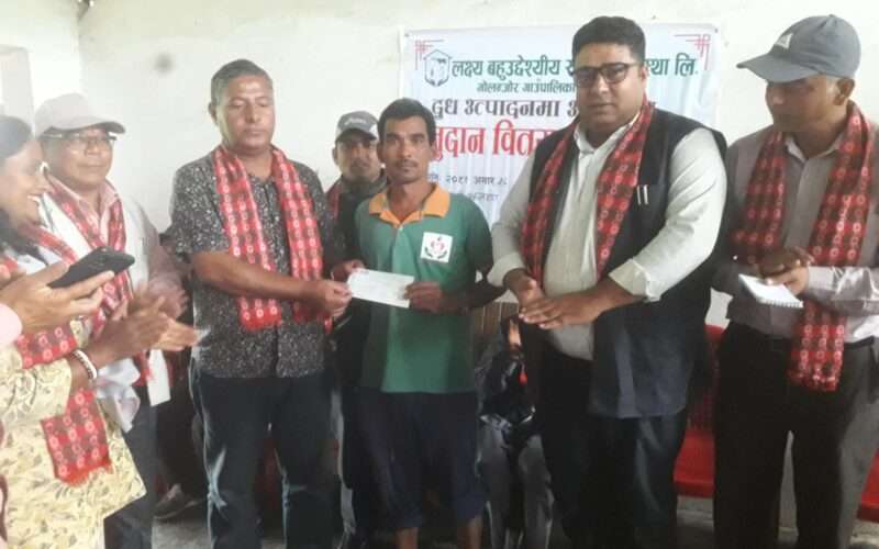 दुध उत्पादक किसानलाई पालिकाको ११ लाख ८८ हजार अनुदान