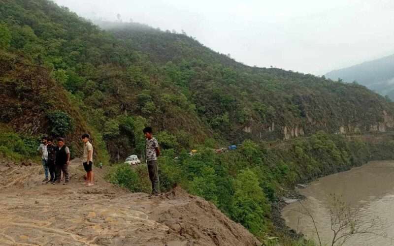 पहिरोले मध्यपहाडी लोकमार्ग अबरुद्ध