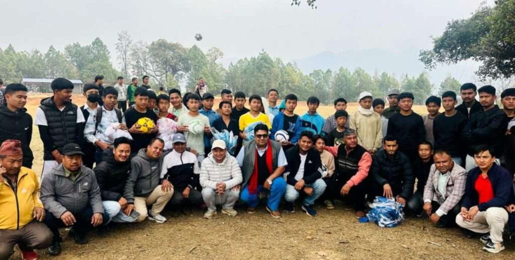 गोलन्जोरका १४ क्लवलाई पालिकाको खेलकुद सामाग्री वितरण